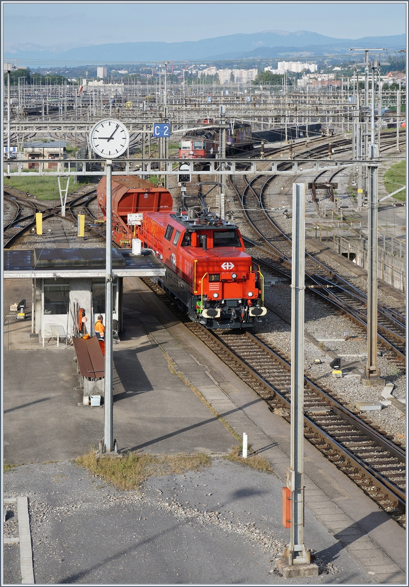 Die SBB Aem 940 haben nun auch in Lausanne Triage die Ee 6/6 abgelöst; im Bild die Aem 91 85 4 940 006-0, die erste Serienlok und somit auch mit der digitalen Anzeige welchen Rangierdienst sie ausführt.

2. Sept. 2020