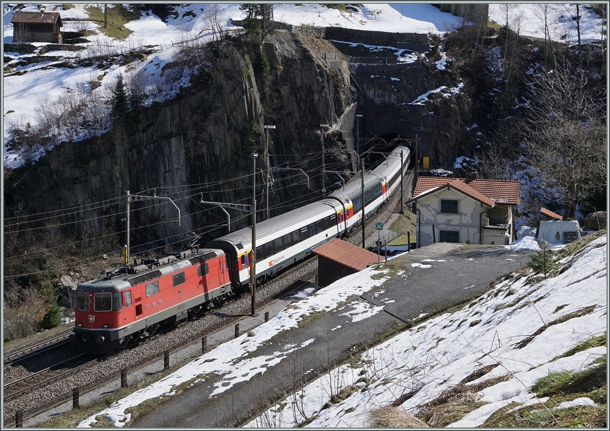 Die SBB RE 4/4 II 11193 verlässt mit ihrem IR 2422 von Locarno nach Zürich den 1084 Meter langen Wattinger Kehrtunnel. 
17. März 2016