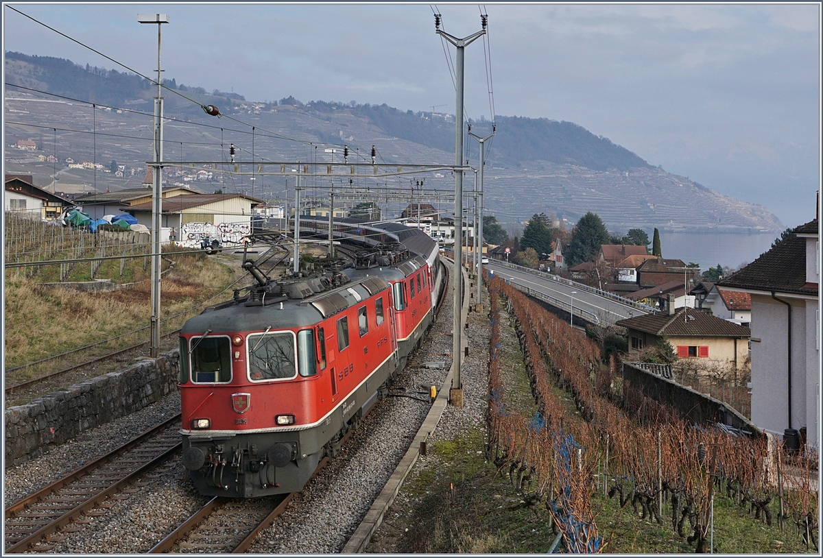 Die SBB Re 4/4 II 11196 schleppt die scheinbar defekte Schwesterlok mit ihrem IR bei Cully Richtung Lausanne.
30. Jan. 2018