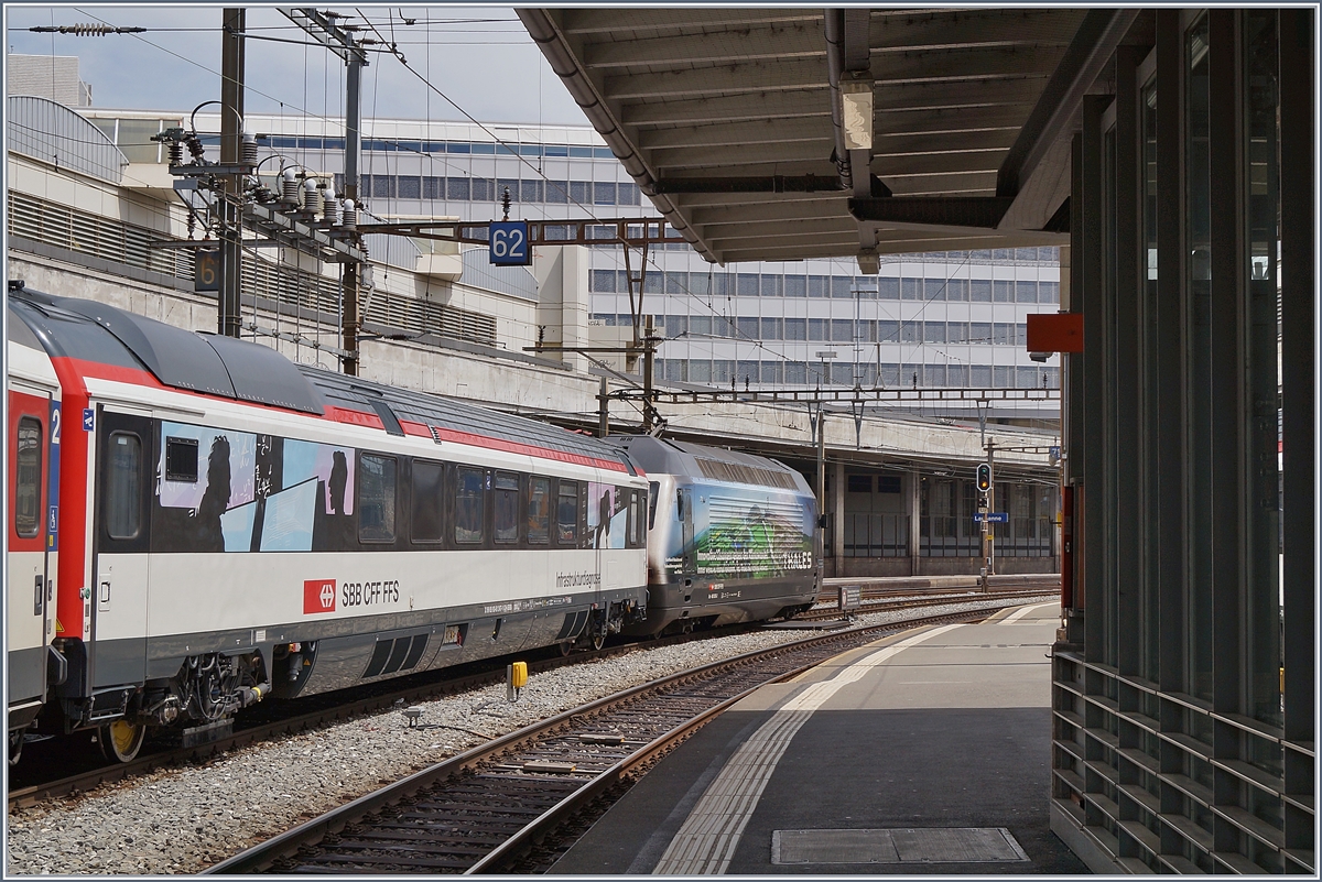 Die SBB Re 460 005-2  Thales  wartet in Lausanne mit dem neuen Infrastukurdiagnose -Wagen (UIC X 99 85 93-61 247-1 CH SBBI) und einem Bt auf die Abfahrt.
28. Mai 2018