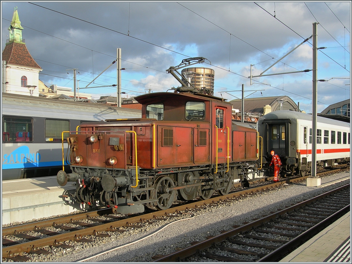 Die schon seit etlichen Jahren im Einsatz stehende Ee 3/3 II 16511 kümmert sich um einen DB IC-Wagen (Raucherwagen), welcher der EC 101 Hamburg - Koblenz - Chur in Basel SBB zurücklässt.

21. Jan. 2007