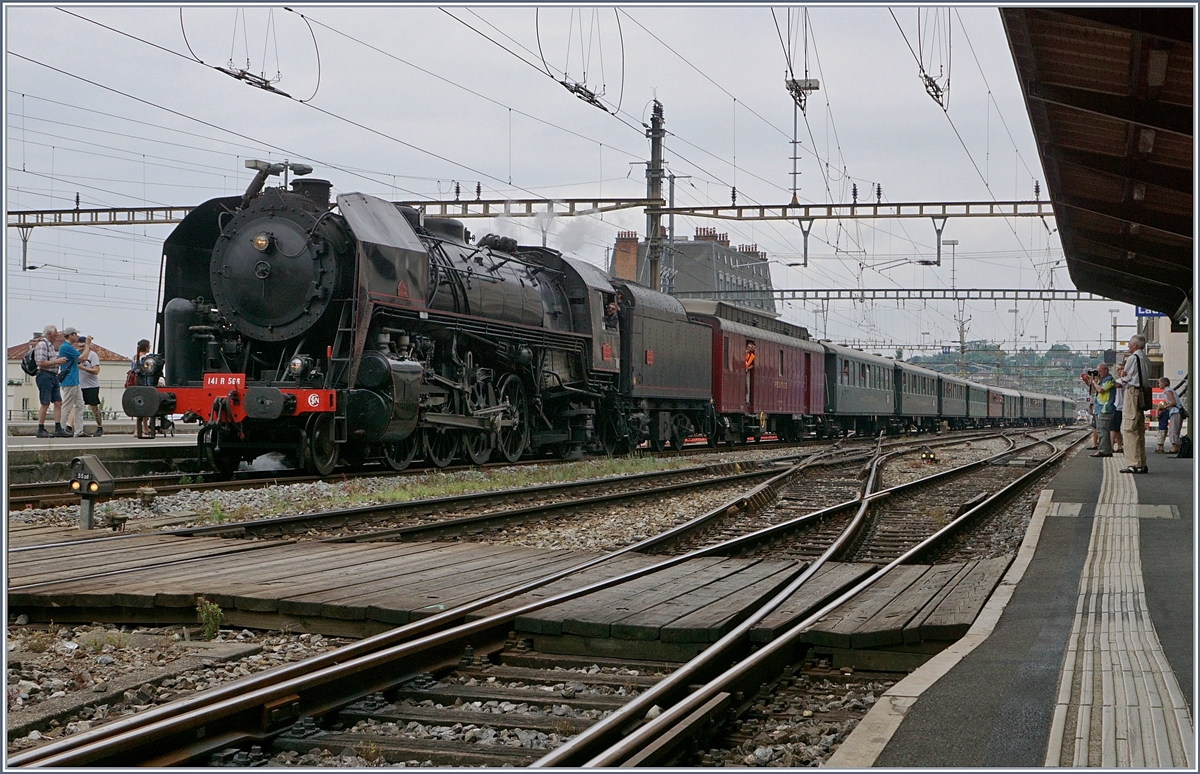Die SNCF 141 R 568 erreicht mit ihrem stattlichen Extrazug Lausanne. Der Dampfzug befindet sich auf einer Rundfahrt die von Vallorbe über Lausanne - Fribourg - Payerne und Cossonay am Abend dann in Vallorbe enden wird.
24. Juni 2017