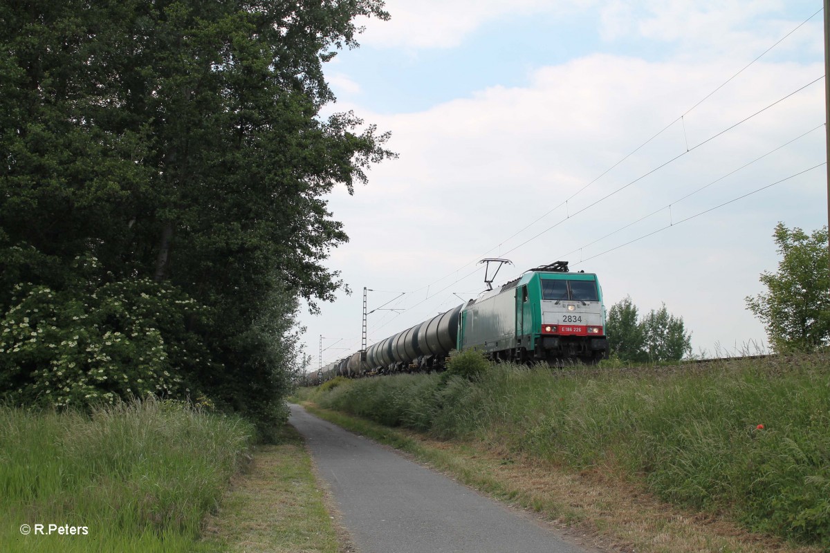 E186 226 alias 2834 zieht hinter Nauheim einen Kesselzug nach Ludwigshafen. 22.05.15