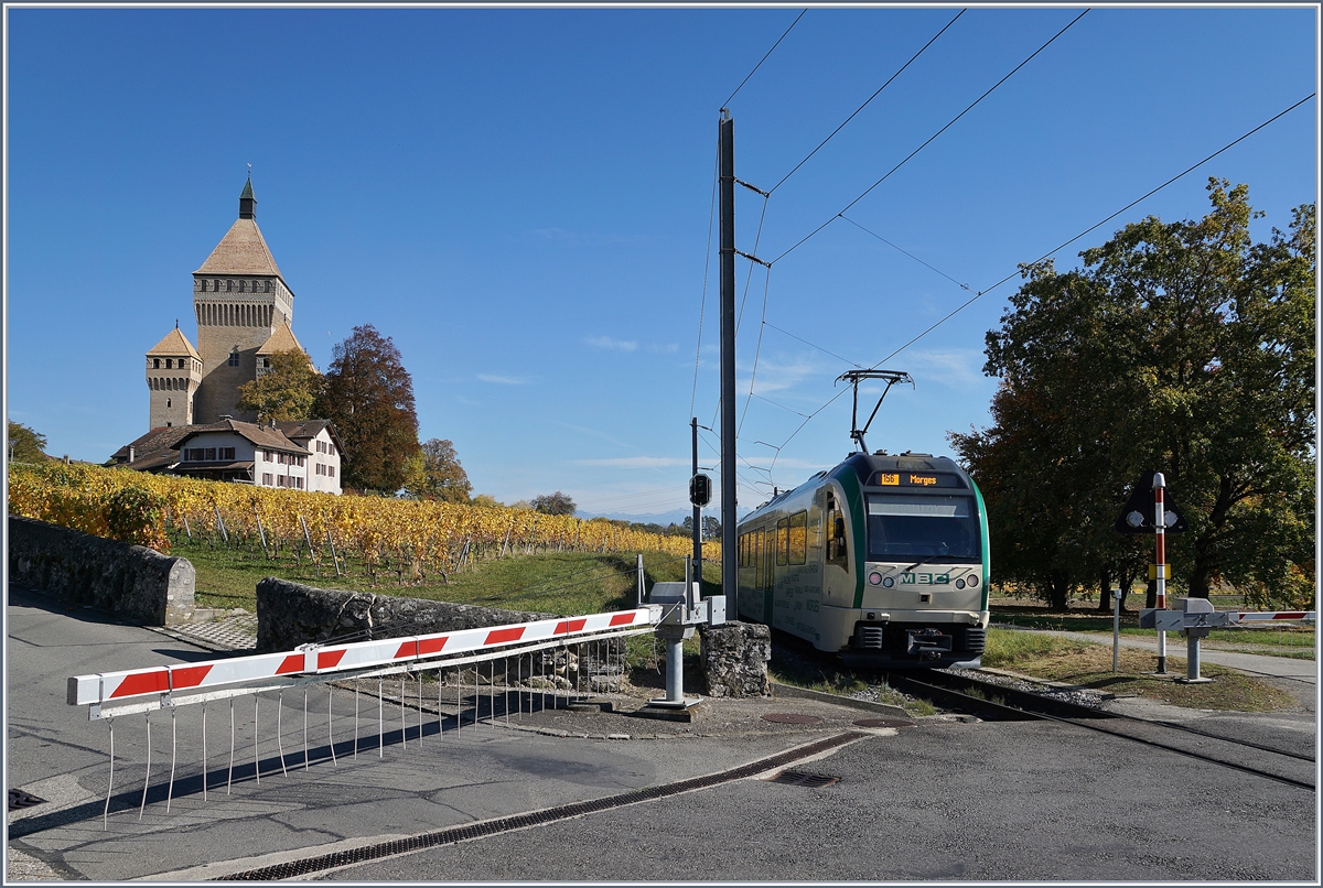 Ein BAM Be 4/4 SURF-Regionalzug verlässt den Halt Vufflens le Château Richtung Morges.
17. Okt. 2017