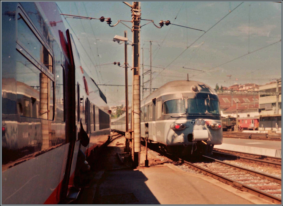 Ein deklassierter RAe II verl�sst Lausanne, (hier nicht zu sehen aber infolge einer  Fahrzeugst�rung gezogen von einer Re 6/6). Die  Grauen M�use  waren also nicht nur im TGV Anschlussverkehr nach Frasne, sondern auch als EC Milano - Lausanne (Anschluss TGV nach Pars) Gen�ve im Einsatz. 

Lausanne, den Sept. 1990
 