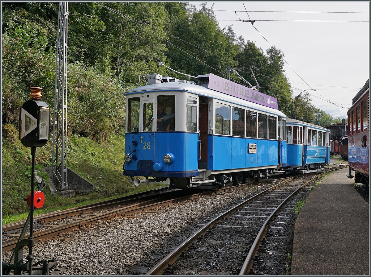 Ein kurzer Sonntags Nachmittags Ausflug zur Blonay-Chamby Bahn:  Es war einmal - Gleise in der Stadt (September Event)  besuchte ich aus Termingründen nicht, aber Tramzüge gab es auch noch Anfangs Oktober zu sehen, wie hier schön hergerichtete Ce 2/3 28 der TL mit Beiwagen. 

2. Okt. 2021