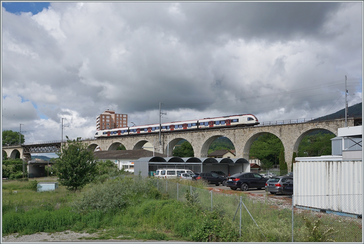 Ein SBB RABe 522 unterwegs von Biel/Bienne nach Meroux TGV auf dem 285 Meter langen Mösliviadukt kurz vor der Ankunft in Grenchen Nord.

6. Juni 2021