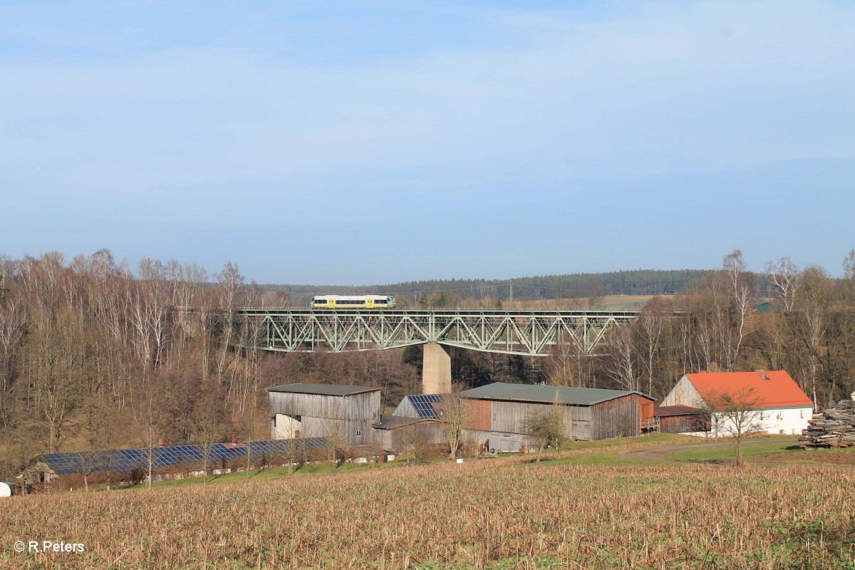 Ein Unbekannter Agilis RegioShuttel RS1 überquert das Unterthölauer Viadukt in Richtung Marktredwitz. 07.02.16