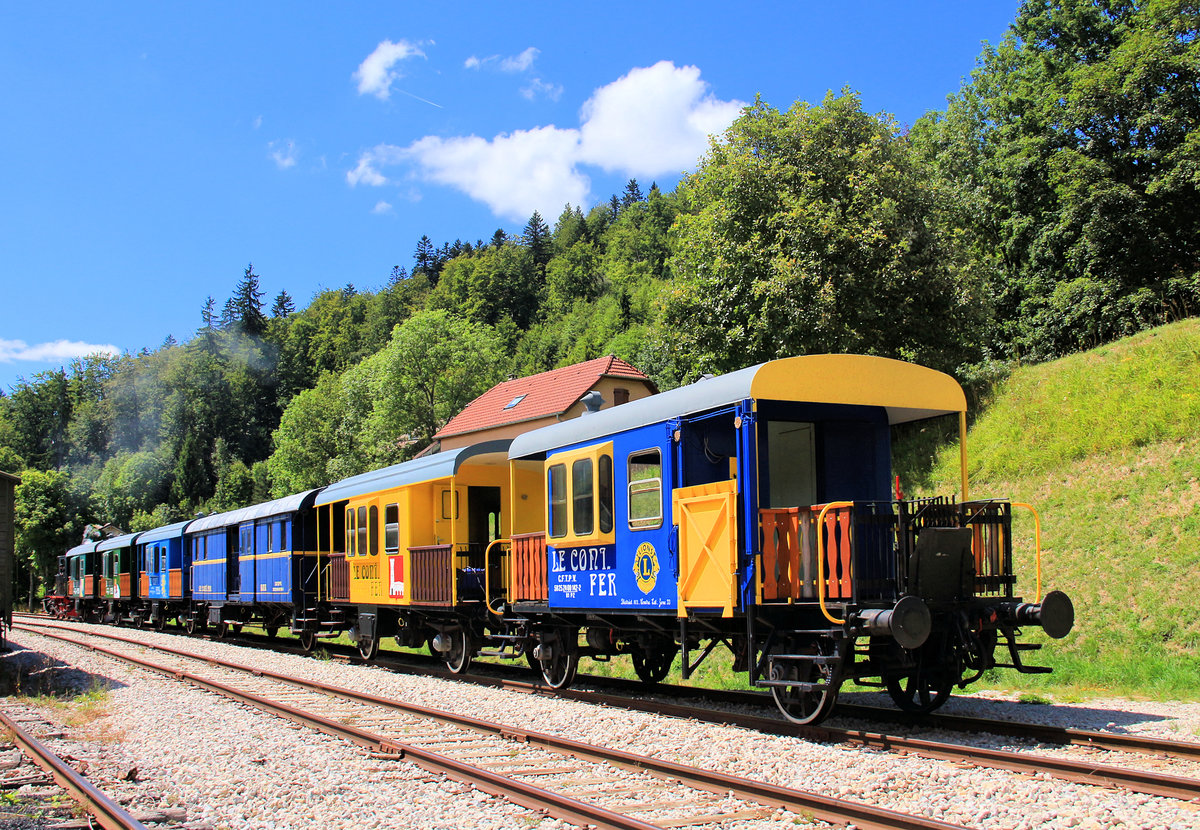 Ein Zug des Coni'fer mit seinen ex-SBB  Sputnik -Wagen. Der hinterste Wagen ist f�r den Transport von gehbehinderten Personen hergerichtet. Les H�pitaux-Neufs, 11.August 2018 