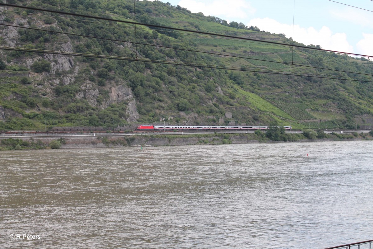 Eine 101 mit einem Intercity auf der Linken Rheinstrecke kurz vor Oberwesel. 16.07.14