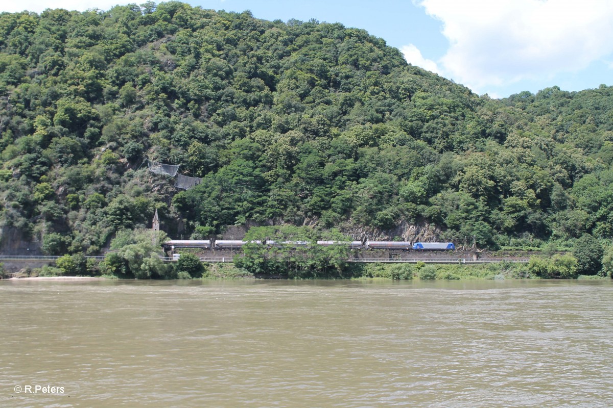 Eine 185iger von HGK zieht ein Silowagenzug die linke Rheinstrecke rauf. 15.07.14