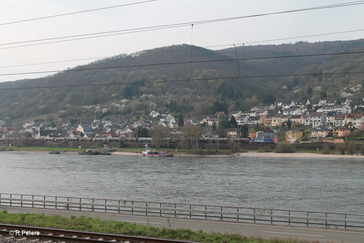 Eine 482 SBB Cargo zieht mit einem Kesselzug links Rheinisch durch Trechtinghausen. 21.03.14