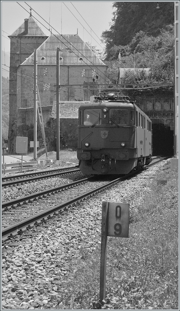 Eine Ae 6/6, deren Nummer - wie auch andere Details - im Gegenlicht verschwinden, ist kurz nach St-Maurice als Lokfahrt auf dem Weg in Richtung Lausanne. 

29. Juni 2009