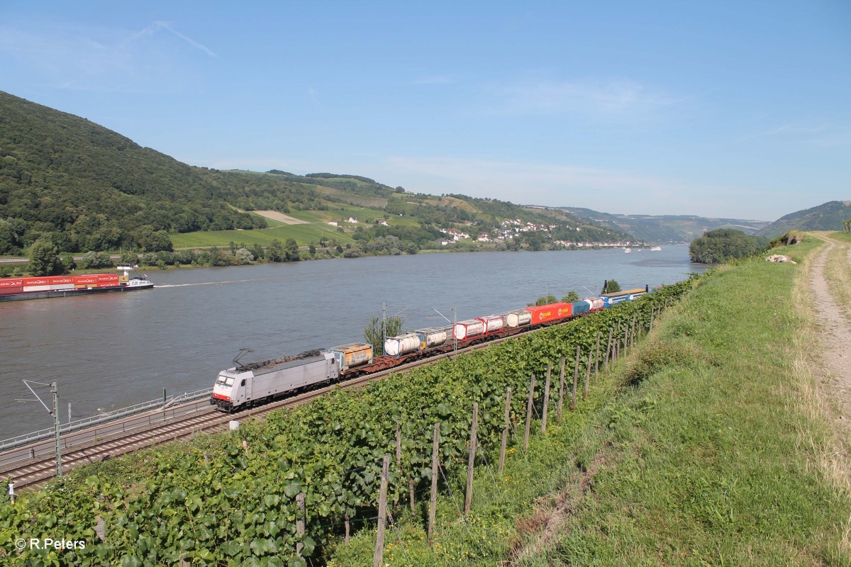 Eine leider unbekannt gebliebende E 186 für X-Rail mit einem KLV kurz hinter Lorch am Rhein auf dem Weg Richtung Wiesbaden. 18.07.14