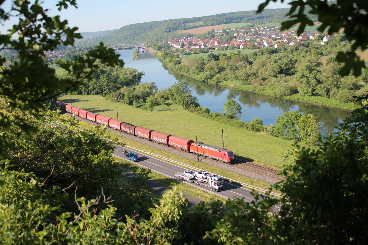 Eine unbekannte 152iger zieht zwischen Himmelstadt und Karlstadt ein gemischten Güterzug gen Norden. 02.06.21