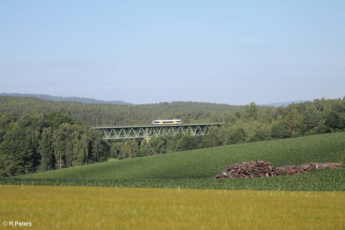 Eine unbekannte Agilis als ag84542 Hof - Bad Rodach überquert das Unterthölauer Viadukt. 23.06.17