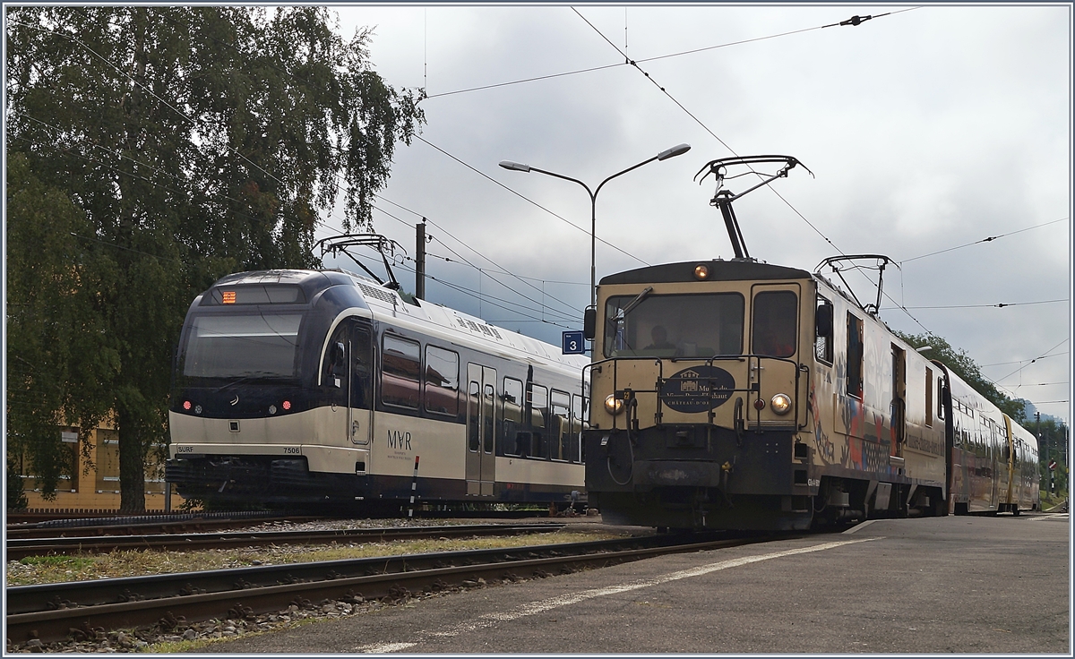 Eine ziemlich eigenwillige Komposition gab es am Morgen des 23. Aug. 2019 in Blonay zu sehen: die MOB GDe 4/4 6001 zieht den ABt 344 und einen dazugehörenden Bt von Chamby kommend Richtung Vevey.

23. Aug. 2019