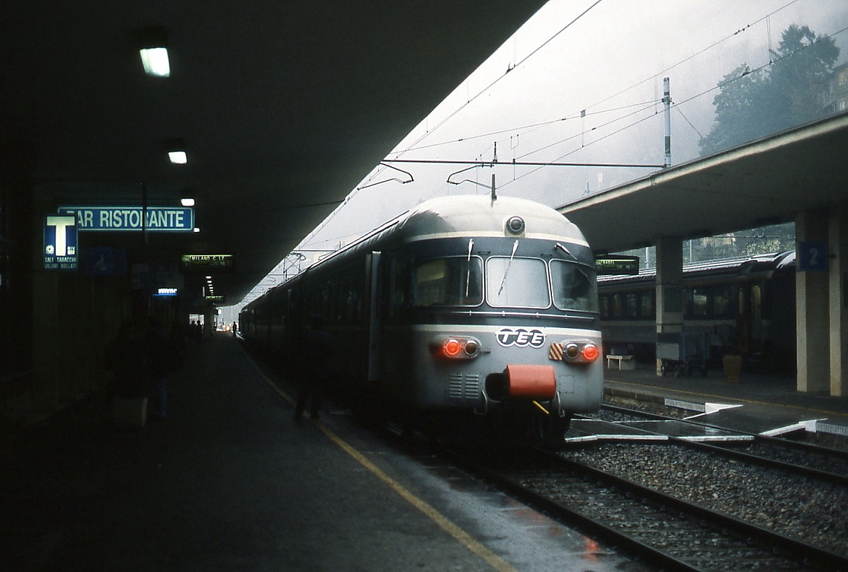 Ende der 1980er Jahre wurden die RAe TEE II umgebaut, u. a. erhielten sie auch eine 2. Klasse, und als RABe EC bezeichnet. Gleichzeitig erhielten sie eine neue dunkelgrau-hellgraue Lackierung. Das Foto entstand an einem Regentag im M�rz 1993 in Como/I.