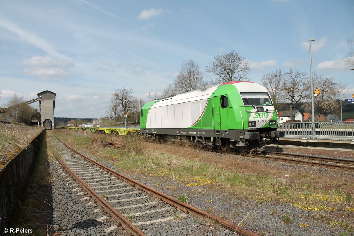 ER20-01 fährt langsam an mit 11 leeren Containertragwagen in Pechbrunn in Richtung Wiesau. 08.05.21