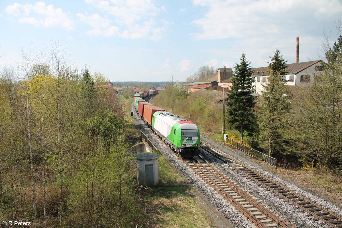 ER20 01 mit dem Hofer Containerzug bei der Einfahrt in Wiesau in Richtung Norden. 28.04.22