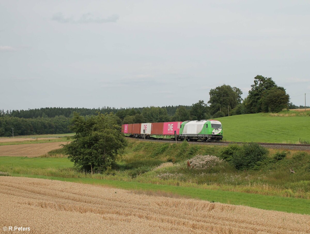 ER20-01 mit dem Wiesau Containerzug bei Röthenbach im Steinwald in Richtung Regensburg. 12.08.21