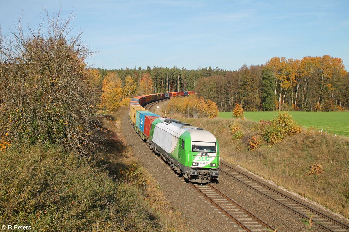 ER20-01 mit dem Wiesau Containerzug bei Oberteich. 31.10.22