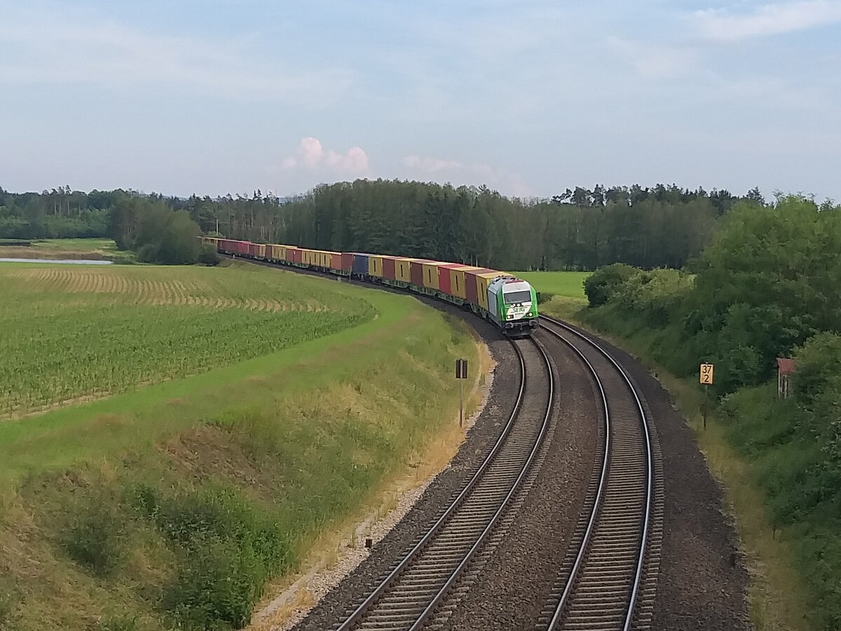 ER20-02 mit dem Wiesauer Kistenzug nach Hamburg bei Oberteich. 28.06.21
