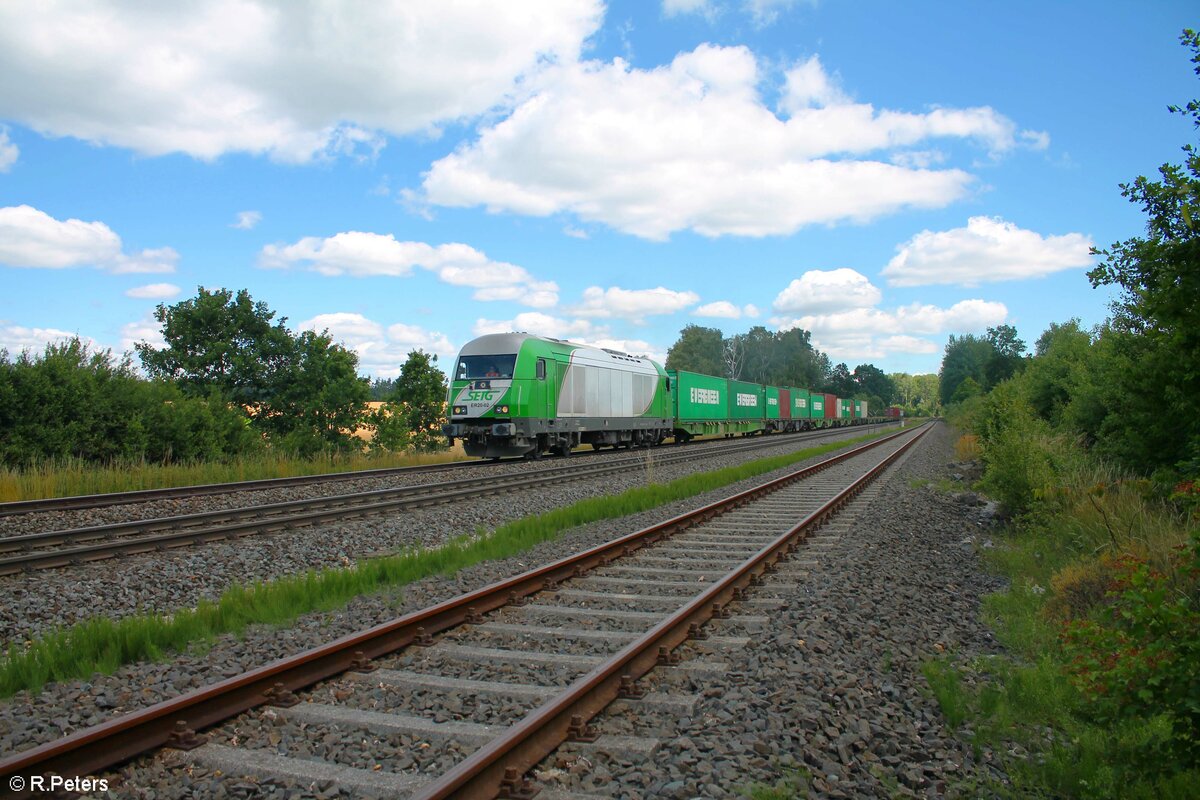 ER20-02 mit den Wiesau Containerzug kurz vorm Ziel, bei Schönfeld. 12.07.22