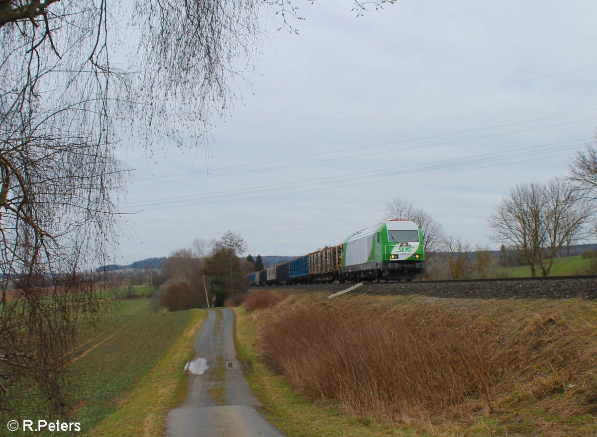 ER20-02 zieht den 95394 Cheb - Regensburg Holzzug der später noch weiter nach Kufstein geht kurz vor Marktredwitz. 08.03.20