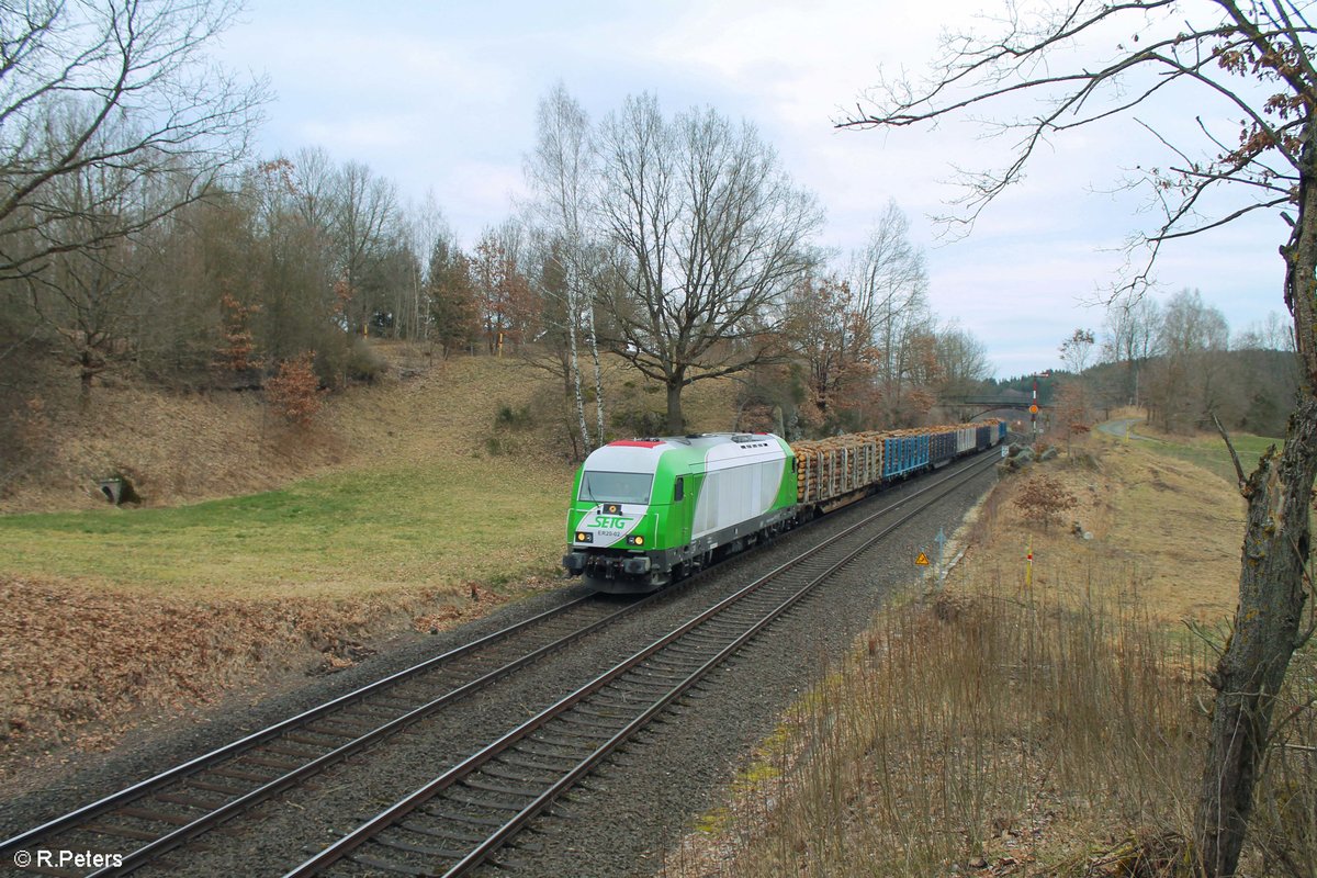 ER20-02 zieht den 95394 Cheb - Regensburg Holzzug und später weiter nach Kufstein beim verlassen von Reuth bei Erbendorf. 08.03.20