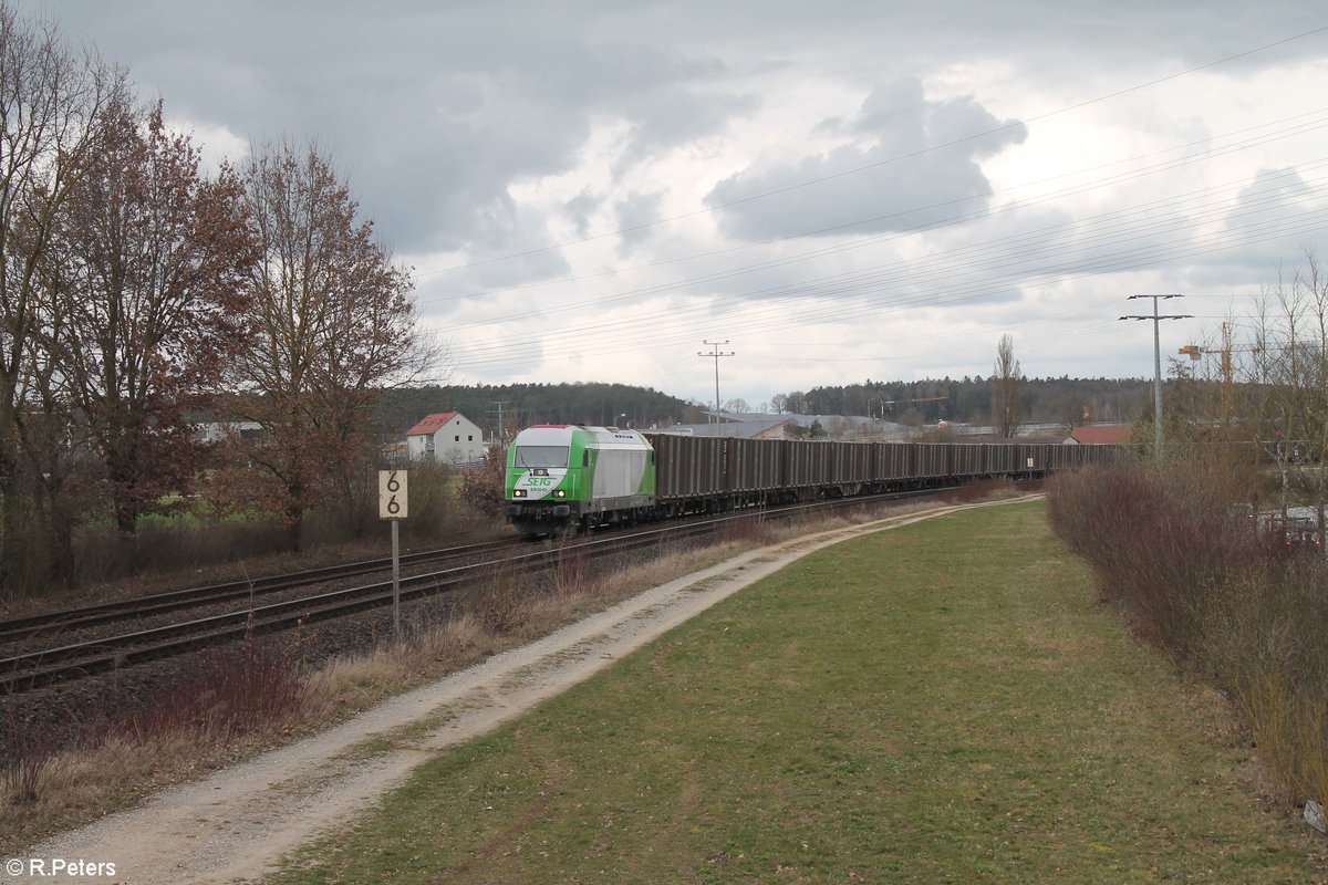 ER20 - 02 zieht den Hackschnitzelzug von Wiesau nach Regensburg kurz vor Regensburg Wahallastraße. 14.03.20