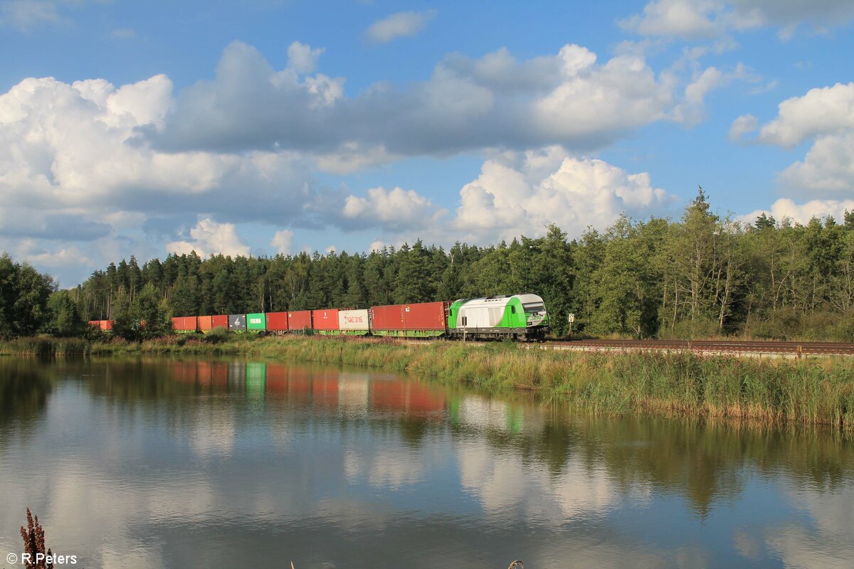 ER20-03 mit dem Hofer Containerzug an den Waldteichen südlich von Wiesau. 20.08.21