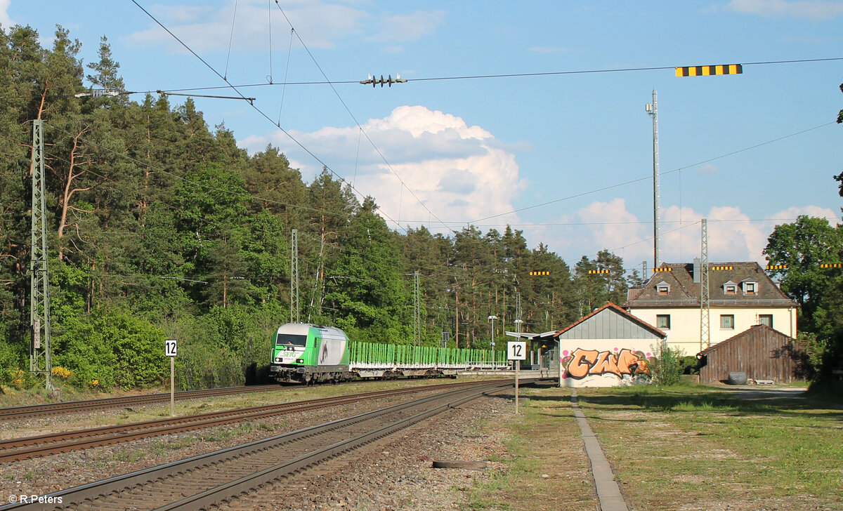 ER20 05 zieht mit einem leeren Holzzug durch Ochenbruck in Richtung Nürnberg. 12.05.24