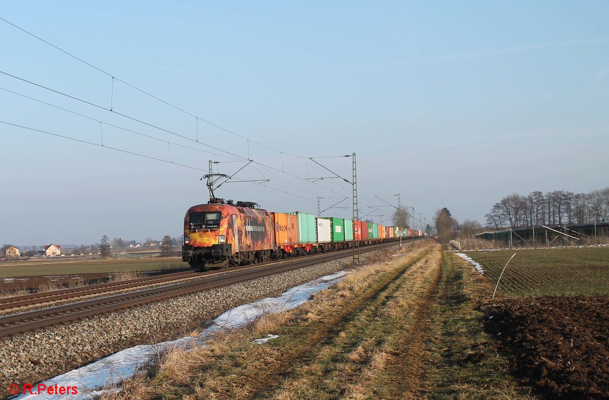 ES 64 U2 072 zieht einen Containerzug via Linz - Passau - Regensburg gen Norden bei Moosham. 11.02.17