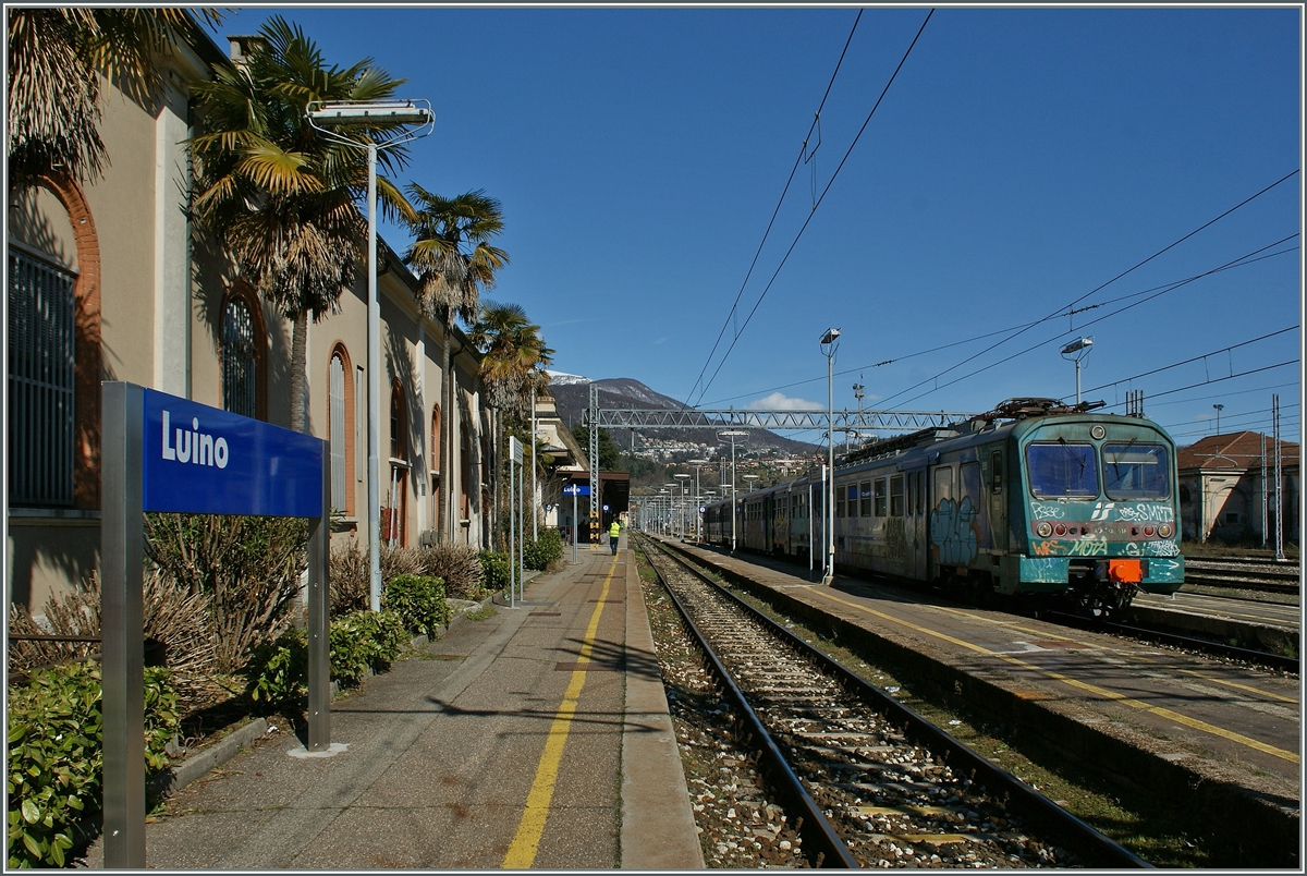 Es gibt doch noch  Paradiese  auf dieser Welt: Palmen, Sonne und eine Bevölkerung, die sich aktiv an der Gestaltung der Bahn beteiligt.
ALe 582 016 in Luino am 19. März 2013