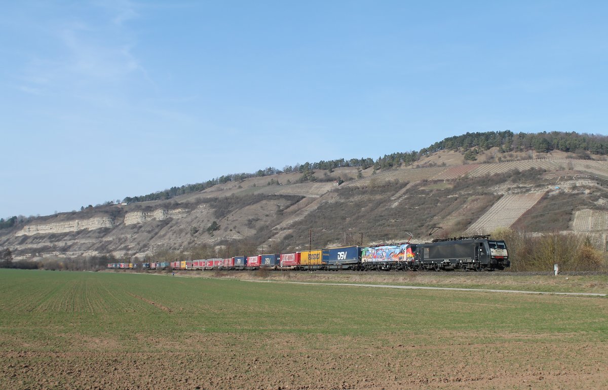 ES64 F4-038 MRCE/TX Logistik und 193 640MRCE/TX Logistik Connected Bytes Rail mit einem KLV Zug bei Thüngersheim gen Süden. 16.03.17