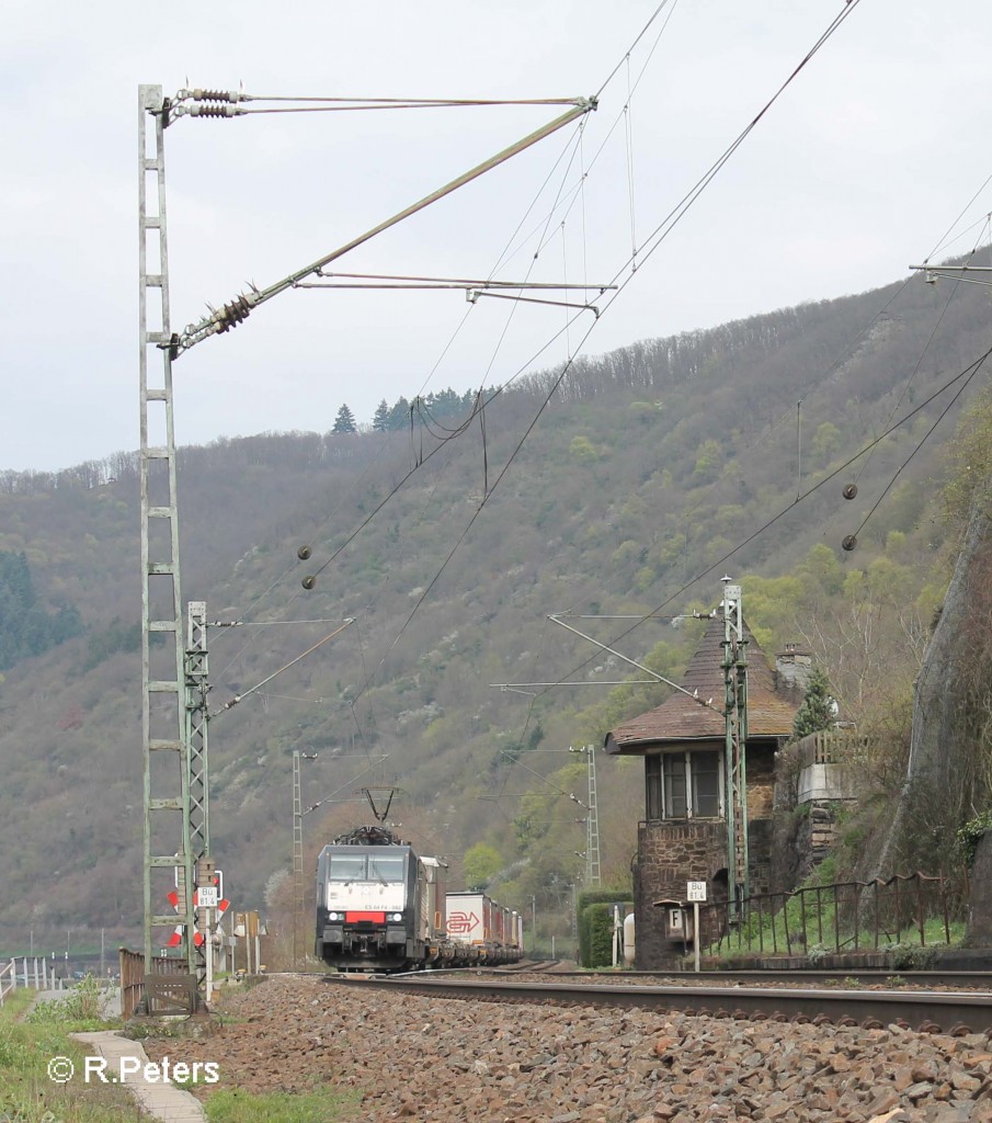 ES64 F4 082 mit dem Wechselpritschenzug Arcese beim Bahnübergang Niedertalbach kurz hinter Kaub. 21.03.14