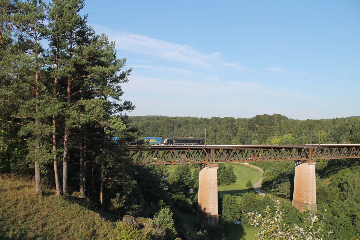 ES64 F4 - 284 überquert das Viadukt bei Beratzhausen mit einem LKW-Walter Sattelaufliegerzug. 23.07.14