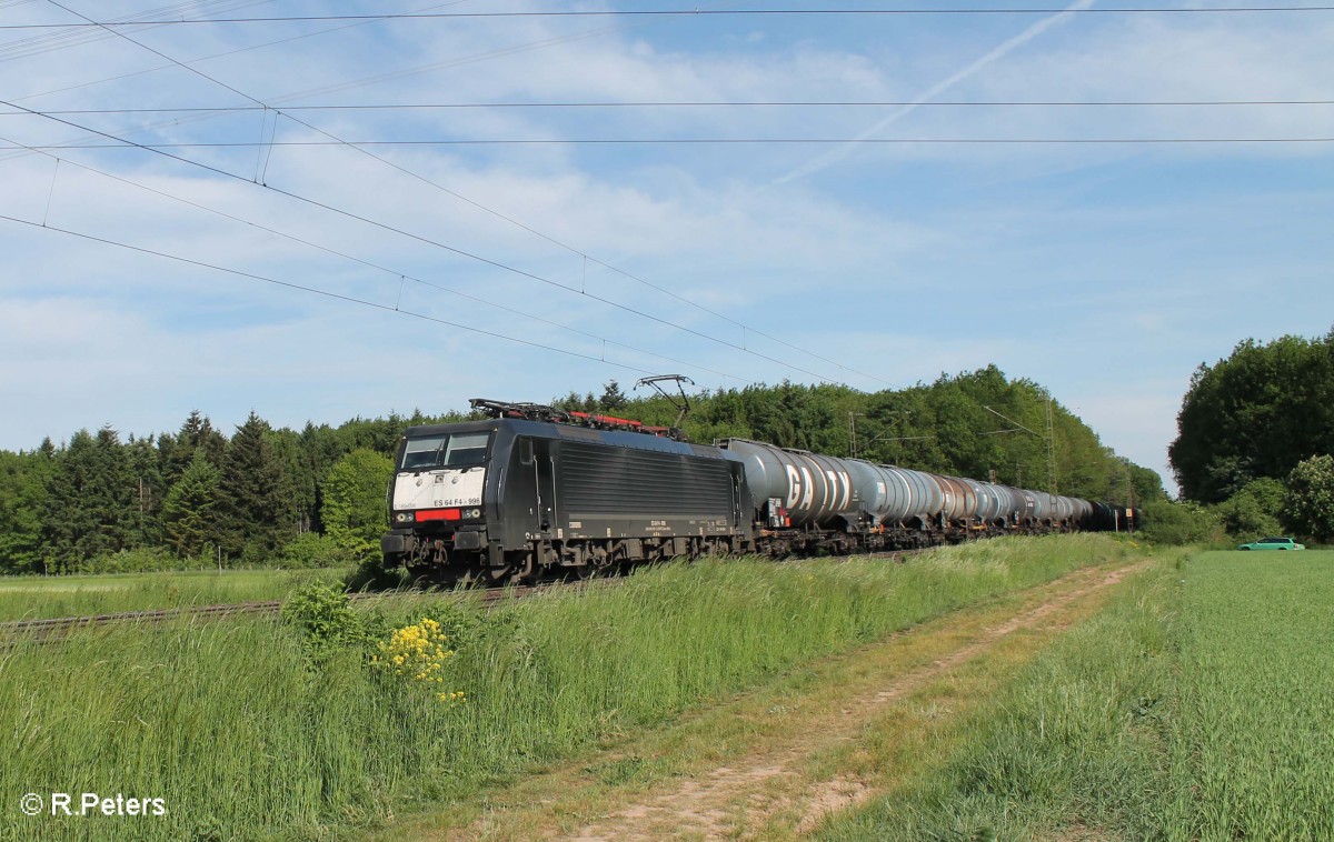ES64 F4 996 zieht einen Kesselzug bei der Netztrennstelle Bischofsheim. 15.05.15