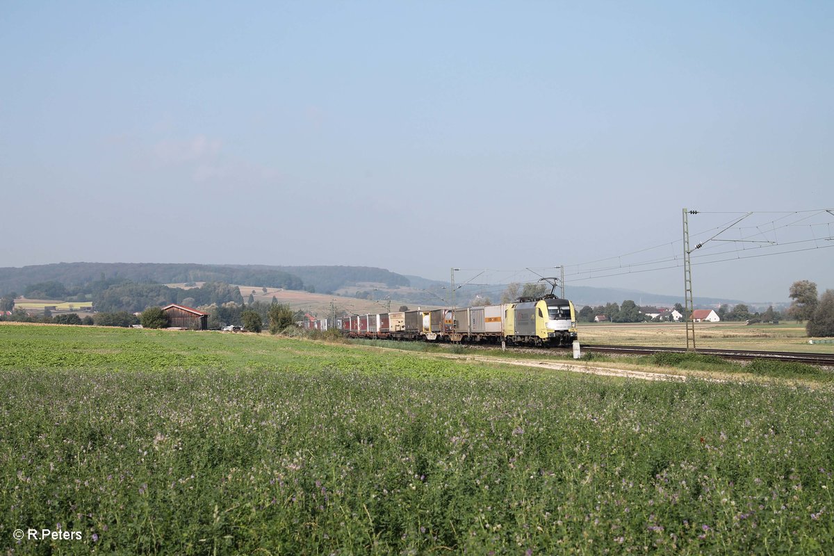 ES64 U2- 011 zieht ein KLV-Zug nach Süden kurz vor Treuchtlingen bei Wettelsheim. 24.09.16