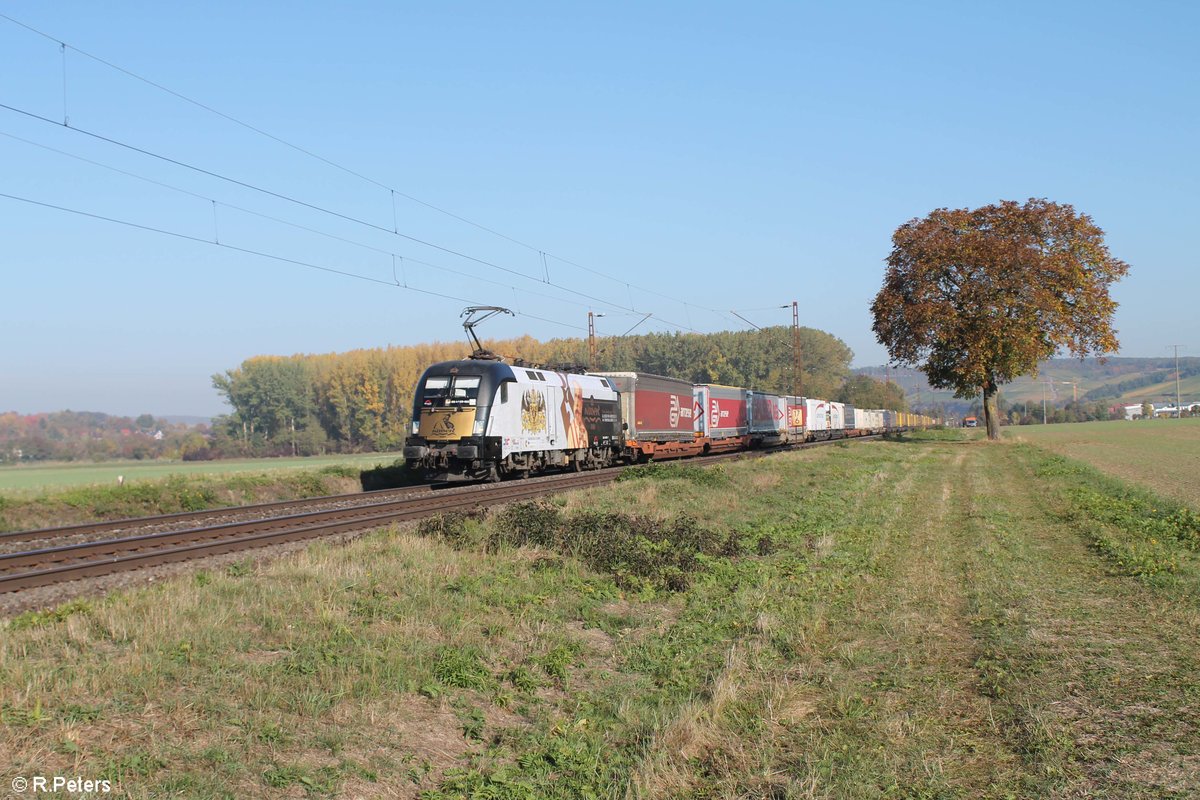 ES64 U2 023 alias 182 523 zieht den DGS 43109 Hannover Linn - Veronas Q.E. kurz vor Retzbach-Zellingen 13.10.18