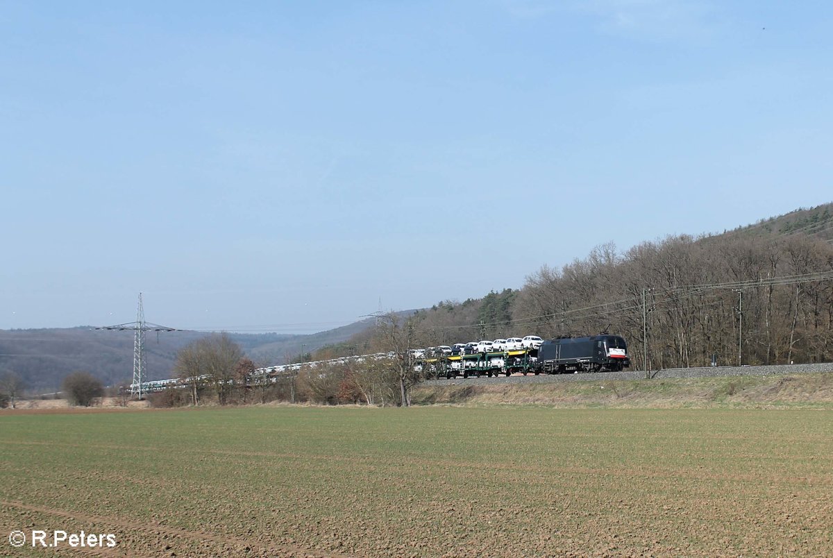 ES64 U2 026 zieht ein VW-Autozug bei Harbach durchs Maintal. 16.03.17