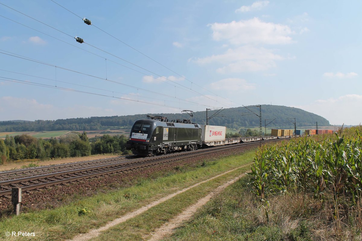 ES64 U2-064 zieht ein Containerzug nach Norden kurz hinter Treuchtlingen bei Wettelsheim. 24.09.16