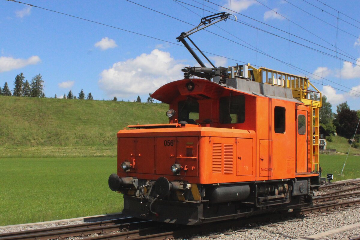 Ex-BLS 225 056 steht am 18 Mai m2025 in Sümiswald-Grünen.