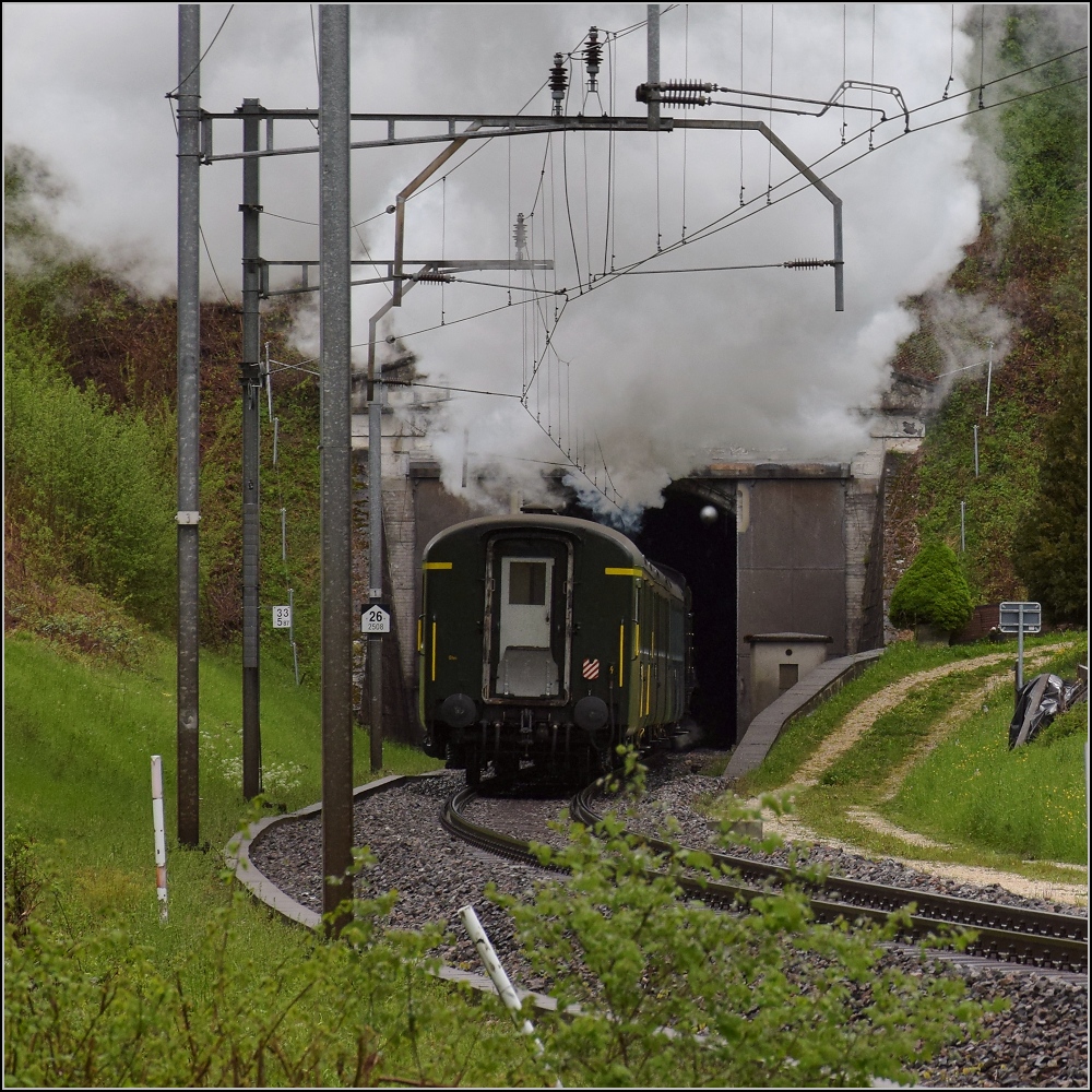 Fahrleitungsst�rung nannte sie die Veranstaltung, um an die Dampfreserve in Olten f�r solche F�lle zu erinnern. Der Zug f�hrt in den Hauensteintunnel mit seinem markanten Tunnelportal mit T�r ein. April 2019.
