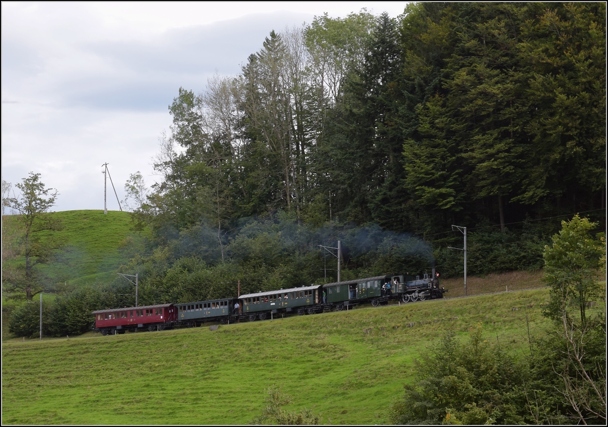 Fahrtag DVZO mit 120-jähriger Lady.

Ed 3/3 401 'Bauma' oberhalb der Giesserei Wolfensberger. Oktober 2021.
