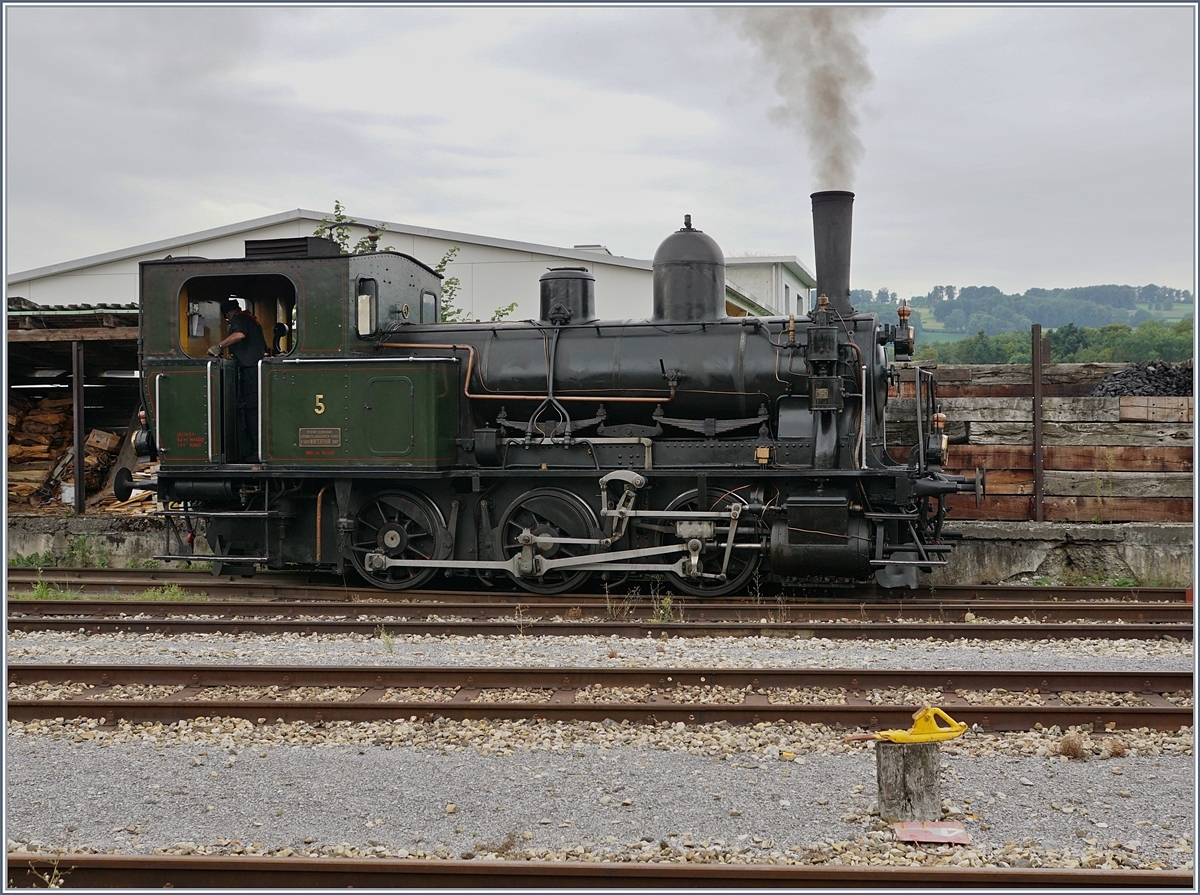Faszination Dampf: Das Tigerli der ST in Triengen; oder etwas ausführlichger: Die 1907 bei der SLM unter der Fabriknummer 1810 für die SBB gebaute E 3/3 8479 ist heute bei der Sursee Triengen Bahn (ST) im Einsatz. Sie trägt nicht nur für jederman ersichtlich die Nummer 5, sondern verfügt auch über eine UIC Nummer: 90 85 0008 479-7.
27. August 2017