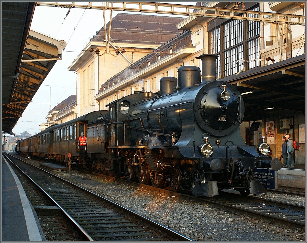 F�r die Feierlichkeiten 150 Lausanne - Gen�ve ist die A 3/5 705 in Lausanne angekommen.
Sie wird zwei Zugspaare Lausanne - Gen�ve Lausanne ziehen, die dann durch das grosse Interesse der Besucher nicht mehr so einfach fotografiert werden k�nne, wie diese angekommene  Leerfahrt .
16. Nov. 2008