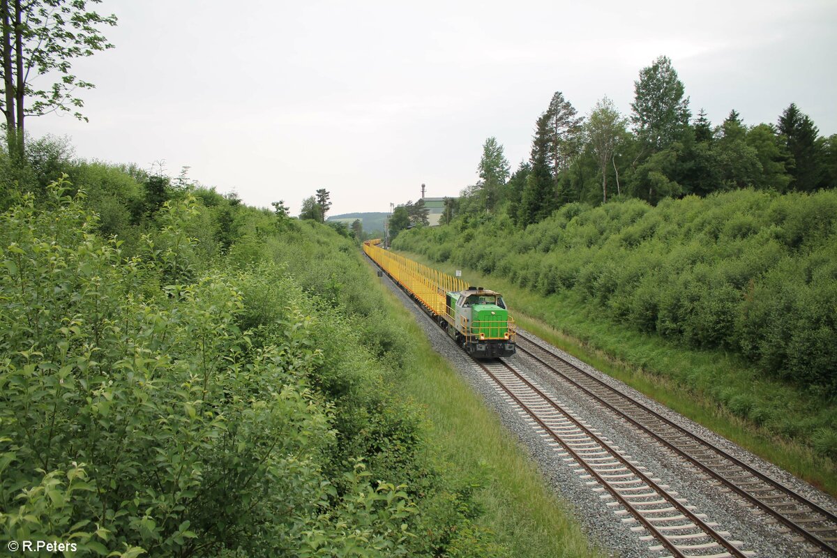 G1700.02 zieht mit einem fast leeren Holztransportzug bei Neusorg in Richtung Pechbrunn. 20.06.21