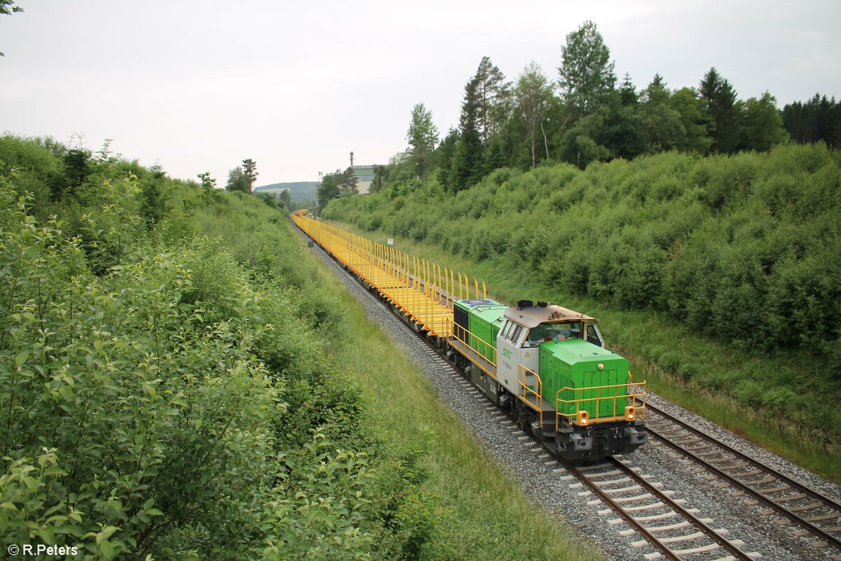 G1700.02 zieht mit einem fast leeren Holztransportzug bei Neusorg in Richtung Pechbrunn. 20.06.21
